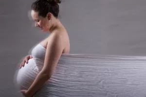 portrait d'une femme enceinte avec un drap studio voile photographe tours photographe grossesse tours studio photo tours photographe mariage tours