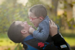photo d'un père et son fils en extérieur shooting famille photographe tours photographe grossesse tours studio photo tours photographe mariage tours