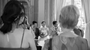 famille autour de la table lors de cérémonie de mariage discours témoins mariés mariage reportage chateau robe photographe tours photographe grossesse tours studio photo tours photographe mariage tours bouquet chignon