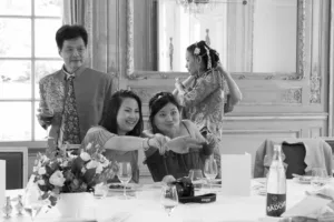 groupe de personnes à table à un mariage repas diner noir et blanc photographe tours photographe grossesse tours studio photo tours photographe mariage tours