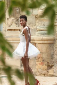 portrait d'une femme en robe de mariée courte photographe tours photographe grossesse tours studio photo tours photographe mariage tours