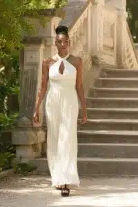 portrait d'une femme en robe de mariée longue photographe tours photographe grossesse tours studio photo tours photographe mariage tours