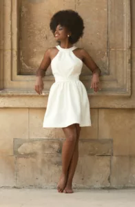 portrait femme en robe de mariée courte