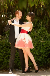 portrait d'un couple de mariés qui s'enlacent pose mariés mariage robe chignon photographe tours photographe grossesse tours studio photo tours photographe mariage tours