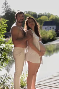 portrait de couple avec un homme et une femme enceinte photographe tours photographe grossesse tours studio photo tours photographe mariage tours