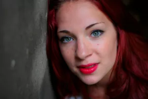 portrait rapproché d'une femme aux yeux bleus shooting portrait séance photo lumière naturelle inkgirl photographe tours photographe grossesse tours studio photo tours photographe mariage tours