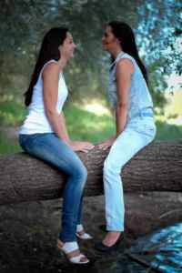 photo de deux femmes assises sur un tronc d'arbre photographe tours photographe grossesse tours studio photo tours photographe mariage tours