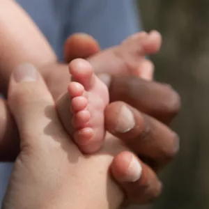 portrait enfant bébé lumière naturelle reportage studio gros plan détail pieds mains nouveau né photographe tours photographe grossesse tours studio photo tours photographe mariage tours