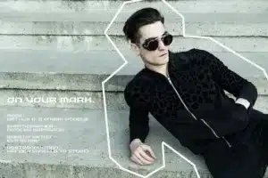 photo de mode d'un homme allongé sur des marches