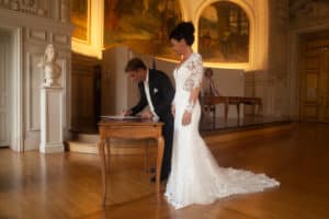 mariés séance photo shooting mariage oui robe de mariée chignon bouquet sortie église mairie cérémonie laïque photographe tours photographe grossesse tours studio photo tours photographe mariage tours