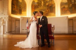 mariés séance photo shooting mariage oui robe de mariée chignon bouquet sortie église mairie cérémonie laïque photographe tours photographe grossesse tours studio photo tours photographe mariage tours