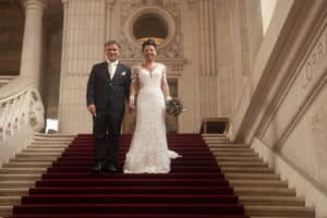 mariés séance photo shooting mariage oui robe de mariée chignon bouquet sortie église mairie cérémonie laïque photographe tours photographe grossesse tours studio photo tours photographe mariage tours