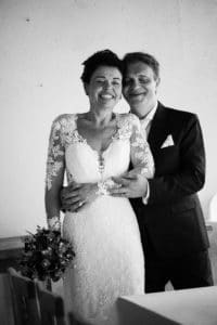 mariés séance photo shooting mariage oui robe de mariée chignon bouquet sortie église mairie cérémonie laïque noir et blanc photographe tours photographe grossesse tours studio photo tours photographe mariage tours