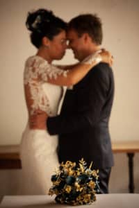 mariés séance photo shooting mariage oui robe de mariée chignon bouquet sortie église mairie cérémonie laïque photographe tours photographe grossesse tours studio photo tours photographe mariage tours