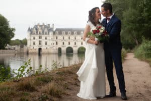 couple sous la pluie chateau mariés séance photo shooting mariage oui robe de mariée chignon bouquet photographe tours photographe grossesse tours studio photo tours photographe mariage tours sortie église mairie cérémonie laïque