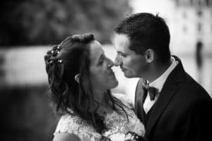 couple sous la pluie noir et blanc mariés séance photo shooting mariage oui robe de mariée chignon bouquet photographe tours photographe grossesse tours studio photo tours photographe mariage tours sortie église mairie cérémonie laïque