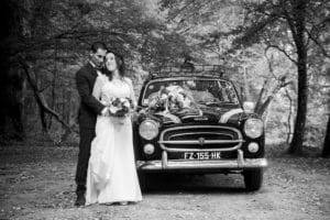 couple voiture ancienne noir et blanc mariés séance photo shooting mariage oui robe de mariée chignon bouquet photographe tours photographe grossesse tours studio photo tours photographe mariage tours sortie église mairie cérémonie laïque
