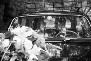 couple voiture ancienne noir et blanc pluie mariés séance photo shooting mariage oui robe de mariée chignon photographe tours photographe grossesse tours studio photo tours photographe mariage tours bouquet sortie église mairie cérémonie laïque
