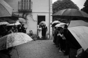 sortie mairie pluie noir et blanc mariés séance photo shooting mariage oui robe de mariée chignon bouquet photographe tours photographe grossesse tours studio photo tours photographe mariage tours sortie église mairie cérémonie laïque mariage pluvieux pluie