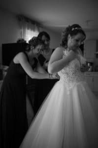 préparatifs mariée noir et blanc couple marié baiser bouquet robe chignon sortie église bulles sortie mairie mariés séance photo shooting mariage oui robe de mariée chignon bouquet sortie église mairie cérémonie laïque photographe tours photographe grossesse tours studio photo tours photographe mariage tours