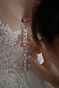 préparatifs mariée détail robe dentelle photographe tours photographe grossesse tours studio photo tours photographe mariage tours