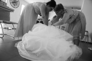 préparatifs mariée sortie mairie pluie noir et blanc mariés séance photo shooting mariage oui robe de mariée photographe tours photographe grossesse tours studio photo tours photographe mariage tours chignon bouquet sortie église mairie cérémonie laïque