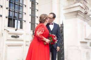 sortie mairie couple marié baiser bouquet robe chignon sortie église bulles sortie mairie mariés séance photo shooting mariage oui robe de mariée chignon bouquet sortie église mairie cérémonie laïque photographe tours photographe grossesse tours studio photo tours photographe mariage tours