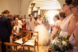 cérémonie église sortie mairie pluie noir et blanc mariés séance photo shooting mariage oui robe de mariée photographe tours photographe grossesse tours studio photo tours photographe mariage tours chignon bouquet sortie église mairie cérémonie laïque