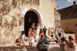 sortie église bulles sortie église bulles sortie mairie mariés séance photo shooting mariage oui robe de mariée chignon bouquet sortie église mairie cérémonie laïque photographe tours photographe grossesse tours studio photo tours photographe mariage tours
