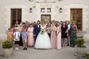 groupe devant mairie couple marié baiser bouquet robe chignon sortie église bulles sortie mairie mariés séance photo shooting mariage oui robe de mariée chignon bouquet sortie église mairie cérémonie laïque photographe tours photographe grossesse tours studio photo tours photographe mariage tours