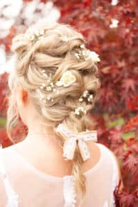 chignon mariée couple marié baiser bouquet robe chignon sortie église bulles sortie mairie mariés séance photo shooting mariage oui robe de mariée chignon bouquet sortie église mairie cérémonie laïque photographe tours photographe grossesse tours studio photo tours photographe mariage tours