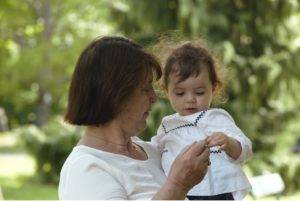 famille extérieur bébé famille nouveau né enfants parc shooting séance photo extérieur grand parents grand mère fête photographe tours photographe grossesse tours studio photo tours photographe mariage tours