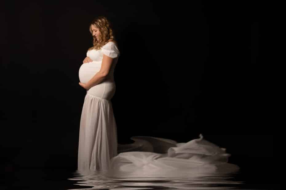 portrait d'une femme enceinte studio robe location photographe tours photographe grossesse tours studio photo tours photographe mariage tours