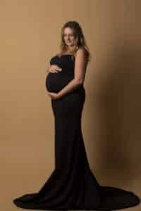 portrait d'une femme enceinte studio robe location photographe tours photographe grossesse tours studio photo tours photographe mariage tours
