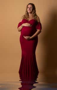 portrait d'une femme enceinte studio robe location photographe tours photographe grossesse tours studio photo tours photographe mariage tours