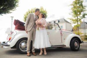couple mariés voiture vintage bouquet robe chignon photographe tours photographe grossesse tours studio photo tours photographe mariage tours