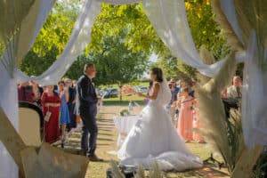 couple mariés cérémonie laïque arche bouquet robe chignon photographe tours photographe grossesse tours studio photo tours photographe mariage tours