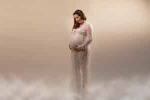 portrait d'une femme enceinte studio robe location photographe tours photographe grossesse tours studio photo tours photographe mariage tours