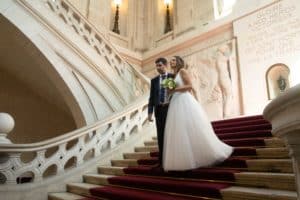 couple mariés sortie mairie architecture robe bouquet chignon photographe tours photographe grossesse tours studio photo tours photographe mariage tours
