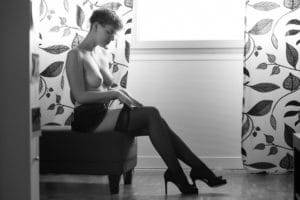 boudoir lingerie nue artistique femme lumière naturelle noir et blanc photographe tours photographe grossesse tours studio photo tours photographe mariage tours