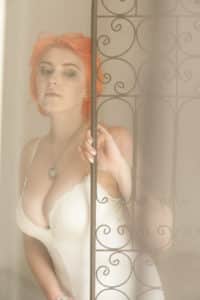 boudoir lingerie femme tatouée lumière naturelle photographe tours photographe grossesse tours studio photo tours photographe mariage tours