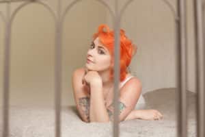 boudoir lingerie femme tatouée lumière naturelle photographe tours photographe grossesse tours studio photo tours photographe mariage tours