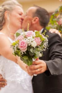 couple marié baiser bouquet robe chignon photographe tours photographe grossesse tours studio photo tours photographe mariage tours