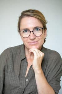 portrait psychologue psychothérapeute consultation cabinet bureau lumière naturelle photographe tours photographe grossesse tours studio photo tours photographe mariage tours