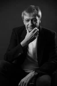 portrait homme noir et blanc costume photographe tours photographe grossesse tours studio photo tours photographe mariage tours