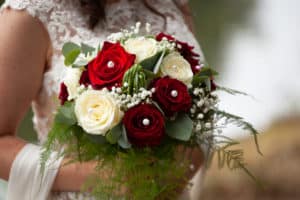 bouquet roses rouges et blanches perles photographe tours photographe grossesse tours studio photo tours photographe mariage tours