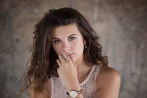 portrait femme lumière naturelle jardin fleurs parc photographe tours photographe grossesse tours studio photo tours photographe mariage tours