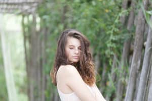 portrait femme lumière naturelle jardin fleurs parc photographe tours photographe grossesse tours studio photo tours photographe mariage tours