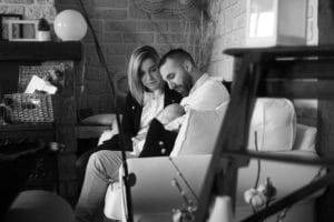 photo famille reportage nouveau né noir et blanc à domicile photographe tours photographe grossesse tours studio photo tours photographe mariage tours