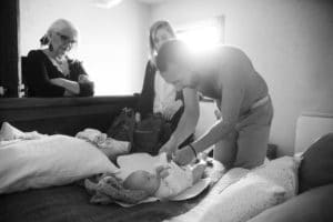 photo famille reportage nouveau né noir et blanc à domicile photographe tours photographe grossesse tours studio photo tours photographe mariage tours